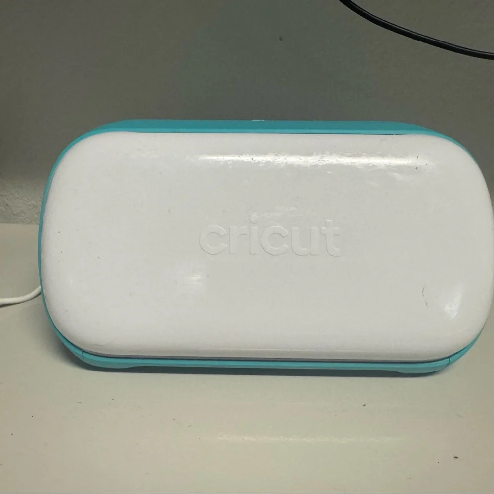 Cricut Joy mini cutting machine w/ extras - Picture 1 of 6